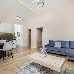 Apartment Csengery Deluxe With Balcony, Budapest